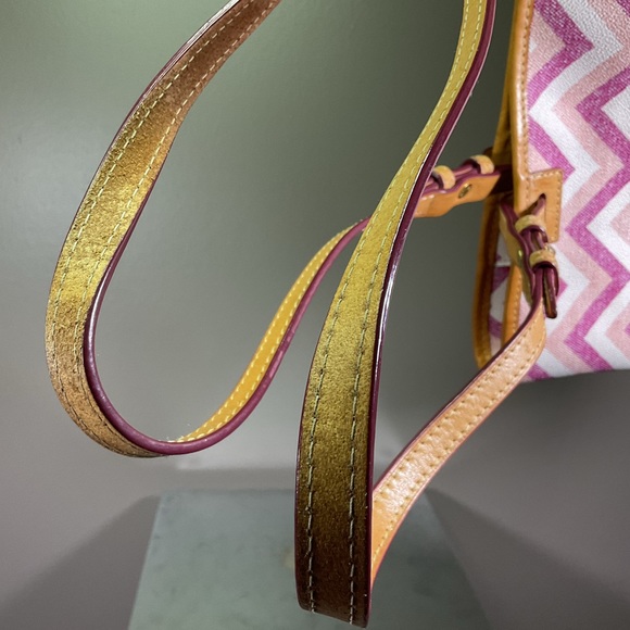Dooney & Bourke pink chevron tote bag - Picture 9 of 13